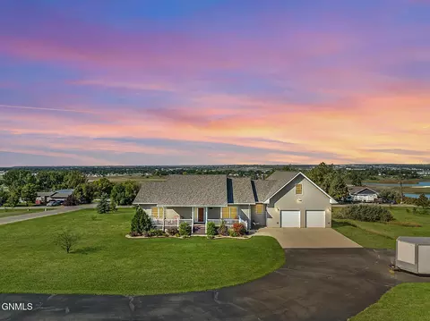 13415 Kingsview Ln, Williston, ND 58801