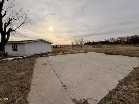 91 75th St, Williston, ND 58801 photo 3