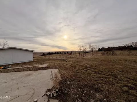 91 75th St, Williston, ND 58801 photo 2