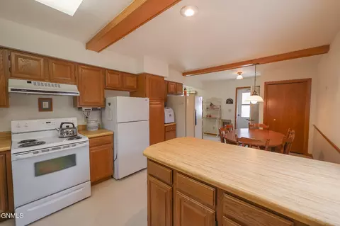 Kitchen - 272 273 Blacktail Dr, Williston, ND 58801 photo 2 of 5