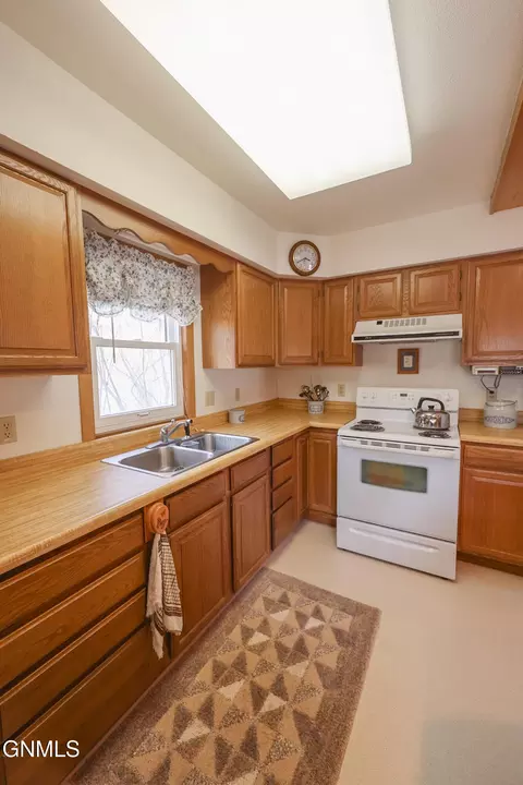 Kitchen - 272 273 Blacktail Dr, Williston, ND 58801 photo 5 of 5