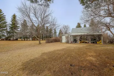 Exterior - 272 273 Blacktail Dr, Williston, ND 58801 photo 5 of 17