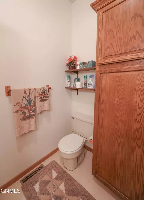 Bath - 272 273 Blacktail Dr, Williston, ND 58801 photo 1 of 3
