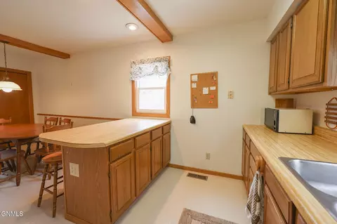 Kitchen - 272 273 Blacktail Dr, Williston, ND 58801 photo 3 of 5