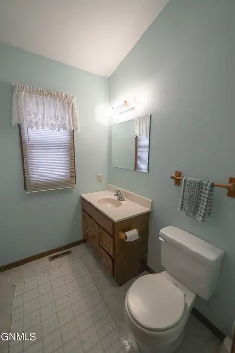 Bath - 272 273 Blacktail Dr, Williston, ND 58801 photo 3 of 3