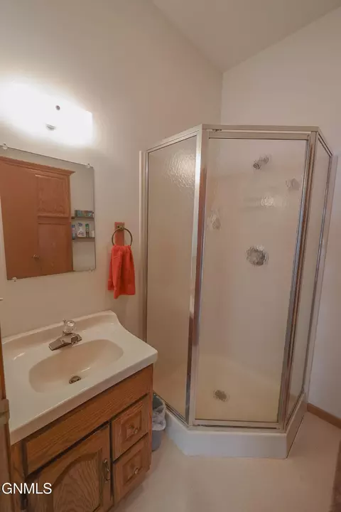 Bath - 272 273 Blacktail Dr, Williston, ND 58801 photo 2 of 3