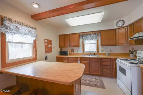 Kitchen - 272 273 Blacktail Dr, Williston, ND 58801 photo 1 of 5