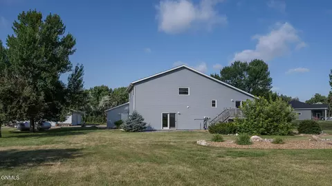 Exterior - 6940 Horseshoe Bnd, Bismarck, ND 58503 photo 5 of 7