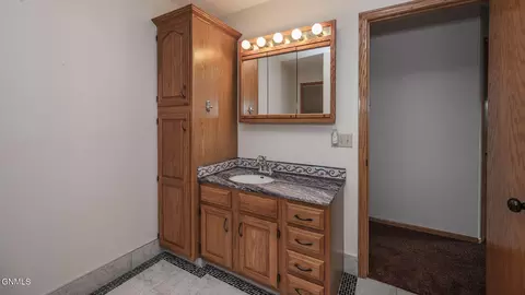 Bath - 6940 Horseshoe Bnd, Bismarck, ND 58503 photo 2 of 4