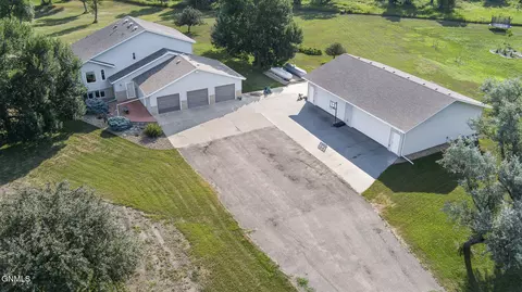 6940 Horseshoe Bnd, Bismarck, ND 58503