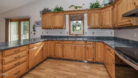 Kitchen - 6940 Horseshoe Bnd, Bismarck, ND 58503 photo 3 of 5