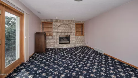 Living - 6940 Horseshoe Bnd, Bismarck, ND 58503 photo 5 of 5