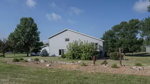 Exterior - 6940 Horseshoe Bnd, Bismarck, ND 58503 photo 4 of 7
