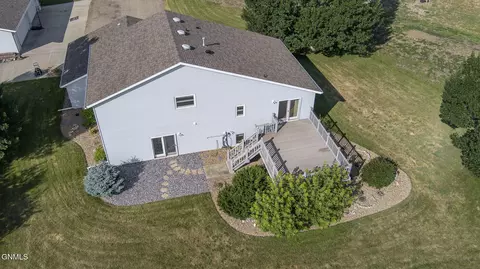 Exterior - 6940 Horseshoe Bnd, Bismarck, ND 58503 photo 6 of 7