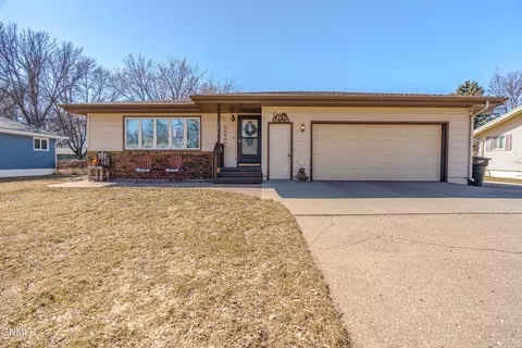 1216 Billings Dr, Bismarck, ND 58504