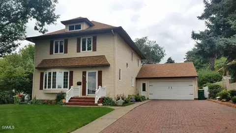 916 Anderson St, Bismarck, ND 58501