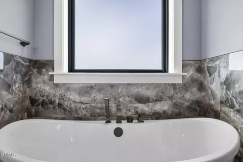 Bath - 5485 Nicholas Ave NW, Williston, ND 58801 photo 6 of 12
