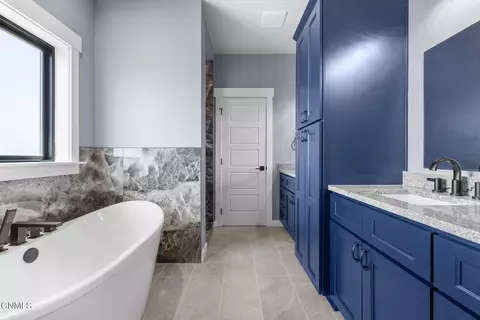 Bath - 5485 Nicholas Ave NW, Williston, ND 58801 photo 4 of 12