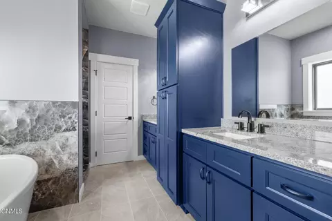 Bath - 5485 Nicholas Ave NW, Williston, ND 58801 photo 5 of 12