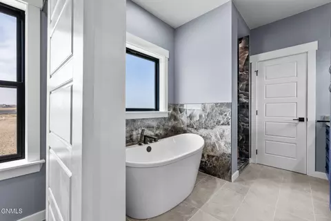 Bath - 5485 Nicholas Ave NW, Williston, ND 58801 photo 3 of 12