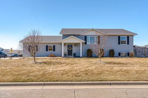 6524 Edgerly Ln, Lincoln, ND 58504