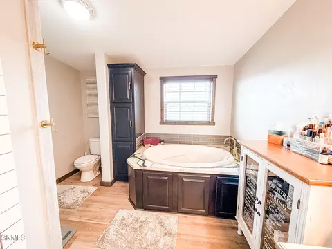 Bath - 14038 Prairie Ln, Williston, ND 58801 photo 2 of 4