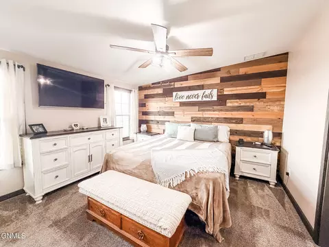 Bedroom - 14038 Prairie Ln, Williston, ND 58801 photo 1 of 6
