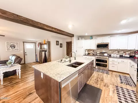 Kitchen - 14038 Prairie Ln, Williston, ND 58801 photo 5 of 7