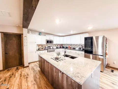 Kitchen - 14038 Prairie Ln, Williston, ND 58801 photo 3 of 7