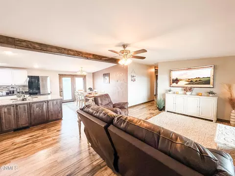 Living - 14038 Prairie Ln, Williston, ND 58801 photo 2 of 8