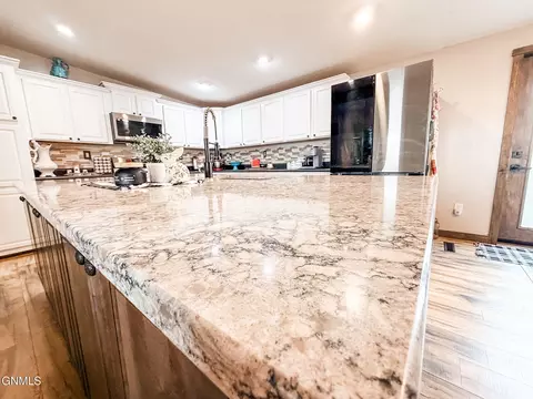 Kitchen - 14038 Prairie Ln, Williston, ND 58801 photo 4 of 7