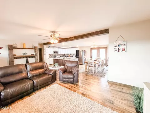 Living - 14038 Prairie Ln, Williston, ND 58801 photo 4 of 8
