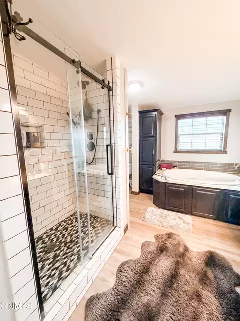 Bath - 14038 Prairie Ln, Williston, ND 58801 photo 1 of 4