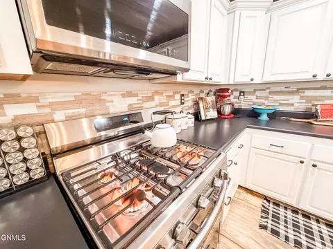 Kitchen - 14038 Prairie Ln, Williston, ND 58801 photo 7 of 7