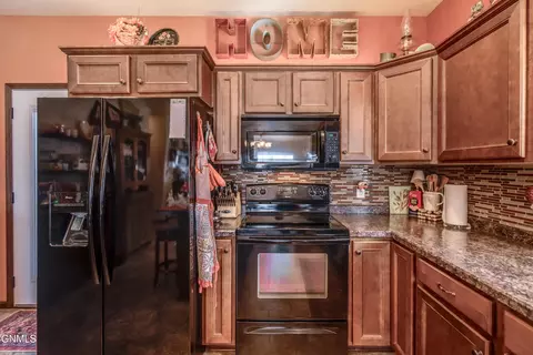 Kitchen - 342 Lorrain Dr, Bismarck, ND 58503 photo 4 of 9