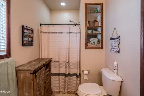 Bath - 342 Lorrain Dr, Bismarck, ND 58503 photo 2 of 9