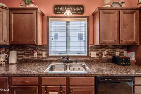 Kitchen - 342 Lorrain Dr, Bismarck, ND 58503 photo 5 of 9