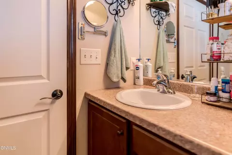 Bath - 342 Lorrain Dr, Bismarck, ND 58503 photo 4 of 9