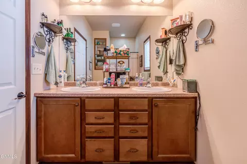 Bath - 342 Lorrain Dr, Bismarck, ND 58503 photo 3 of 9