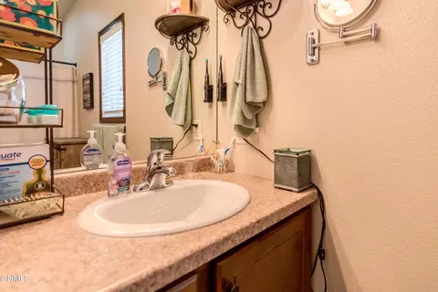 Bath - 342 Lorrain Dr, Bismarck, ND 58503 photo 5 of 9