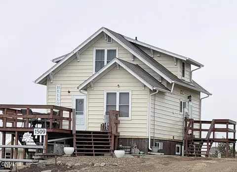 1509 6th St SW, Watford City, ND 58854