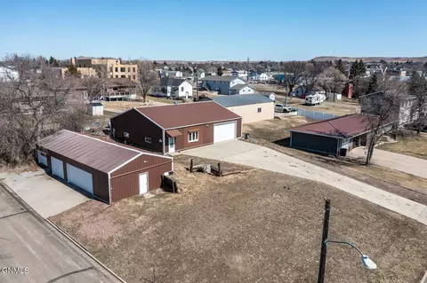 412 Sampson Ave W, Linton, ND 58552