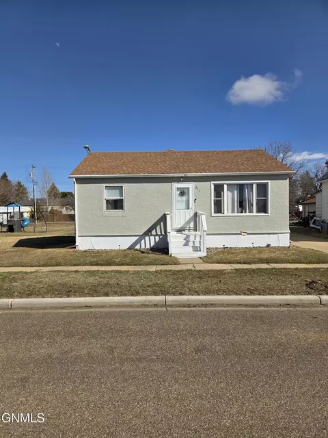 217 4th St N, Richardton, ND 58652