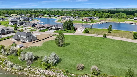 6116 Misty Waters Dr, Bismarck, ND 58503