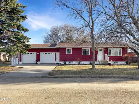 140 2nd St N, Carrington, ND 58421