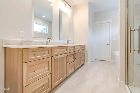 Bath - 4314 Downing St, Bismarck, ND 58504 photo 10 of 22