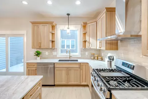 Kitchen - 4314 Downing St, Bismarck, ND 58504 photo 7 of 13