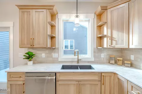 Kitchen - 4314 Downing St, Bismarck, ND 58504 photo 8 of 13