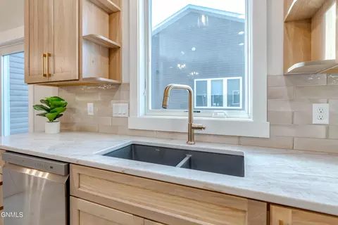 Kitchen - 4314 Downing St, Bismarck, ND 58504 photo 9 of 13