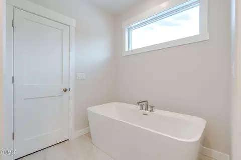 Bath - 4314 Downing St, Bismarck, ND 58504 photo 11 of 22
